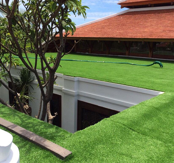 阳台绿化用人造草坪比天然草更适合，更方便！